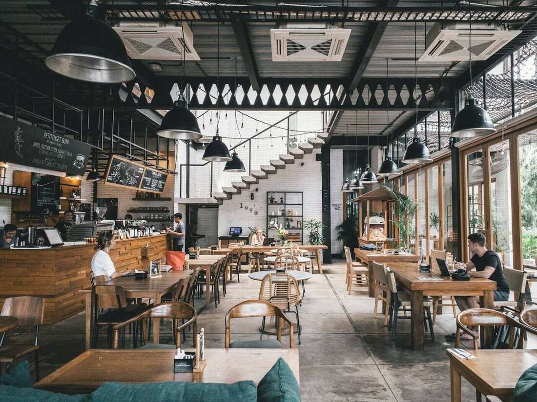 펜던트 조명과 우드 인테리어로 꾸민 온즈 커피 매장 내부