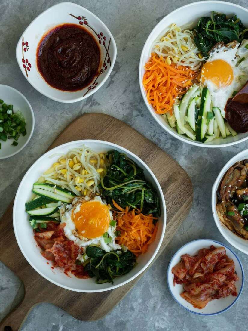 고추장과 김치를 곁들인 숯불고기 비빔밥 두 그릇