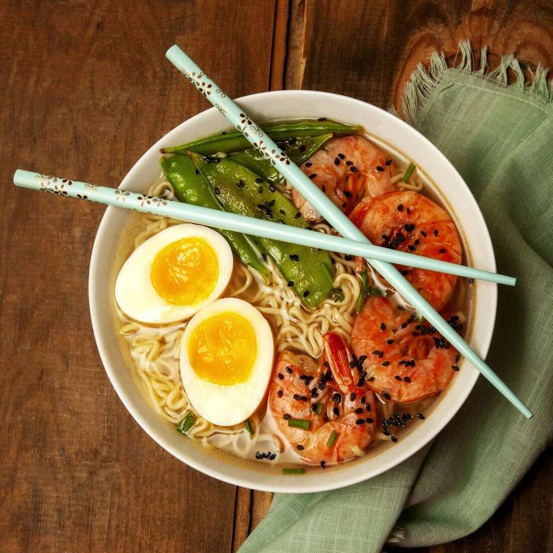 반숙란을 올린 새우 온면 한 그릇